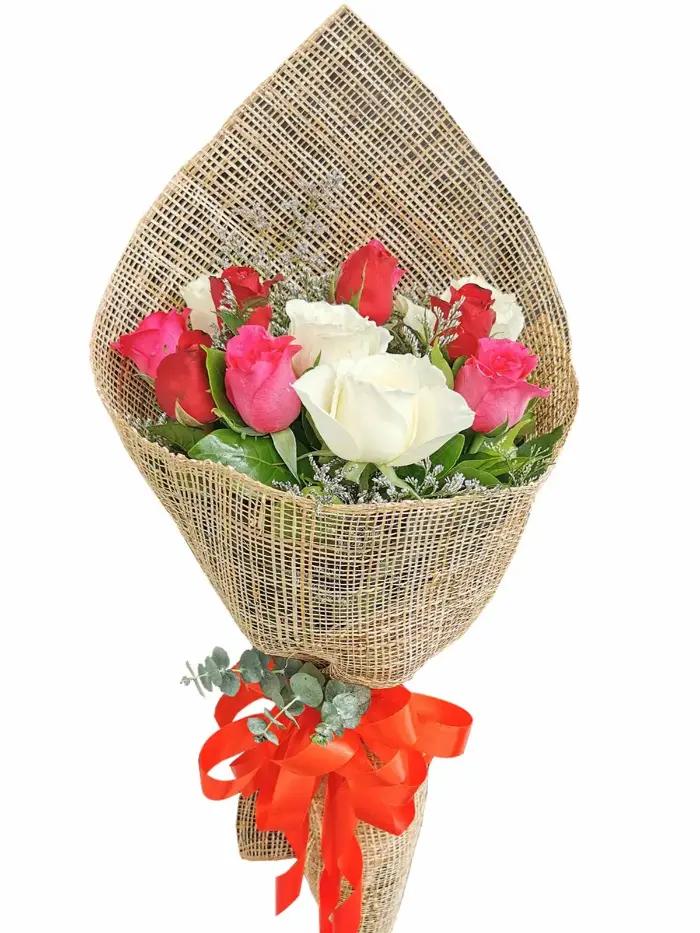 12 mixed roses bouquet gift