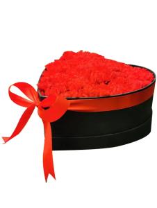 Sinta Carnation Heart Box bouquet – fresh red carnations heart-shaped